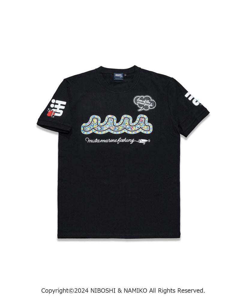 NAMIKO (NIBOSHI&) × muta MARINE Fishing Tシャツ (アオリイカ) [全2色]