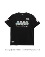 ［WEB / 一部店舗限定］NAMIKO (NIBOSHI&) × muta MARINE Fishing Tシャツ (アオウミガメ) [全2色]