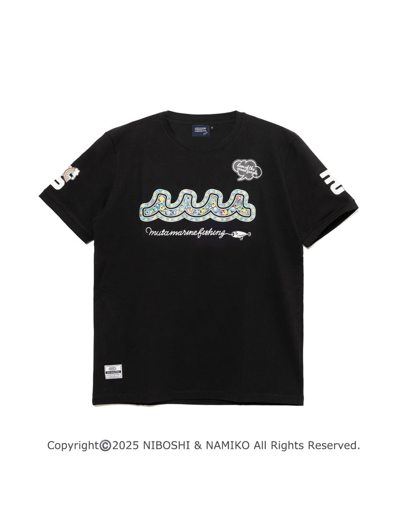 ［WEB / 一部店舗限定］NAMIKO (NIBOSHI&) × muta MARINE Fishing Tシャツ (アオウミガメ) [全2色]