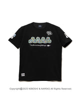 ［WEB / 一部店舗限定］NAMIKO (NIBOSHI&) × muta MARINE Fishing Tシャツ (ダイヤモンドポルカ) [全2色]