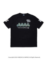 NAMIKO (NIBOSHI&) × muta MARINE Fishing Tシャツ (ヒラマサ) [全2色]