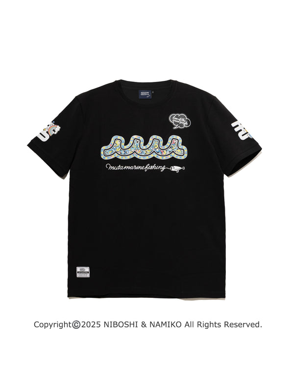 ［WEB / 一部店舗限定］NAMIKO (NIBOSHI&) × muta MARINE Fishing Tシャツ (ハコフグ) [全2色]