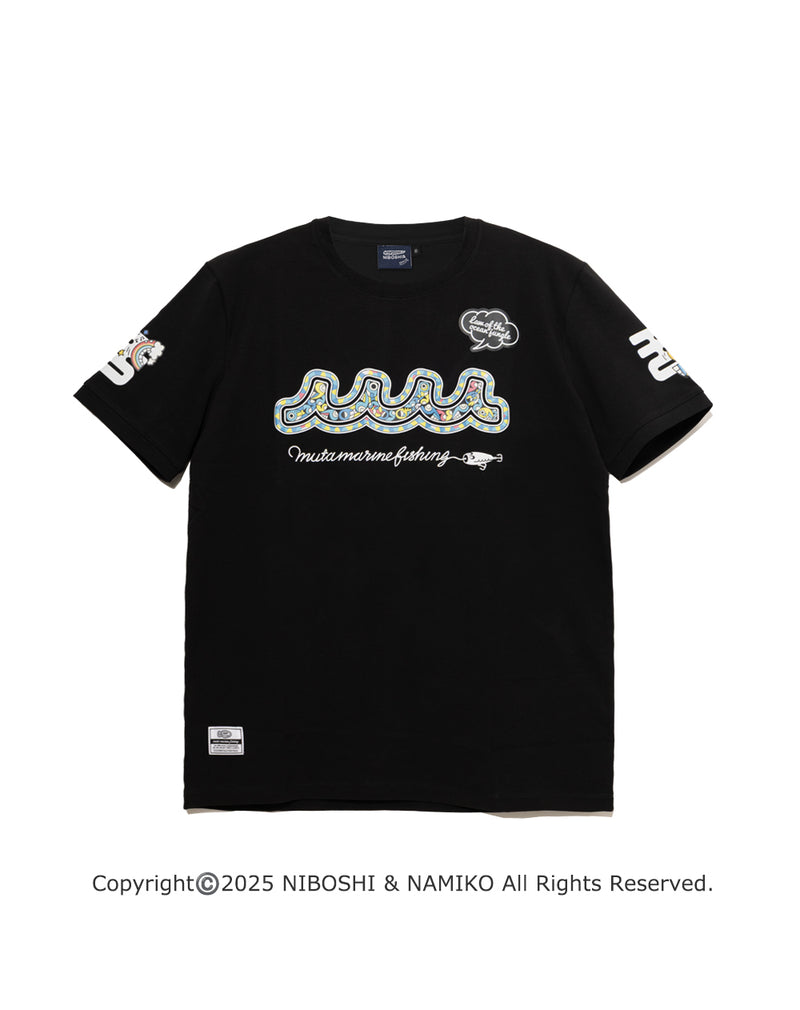 ［WEB / 一部店舗限定］NAMIKO (NIBOSHI&) × muta MARINE Fishing Tシャツ (ハコフグ) [全2色]