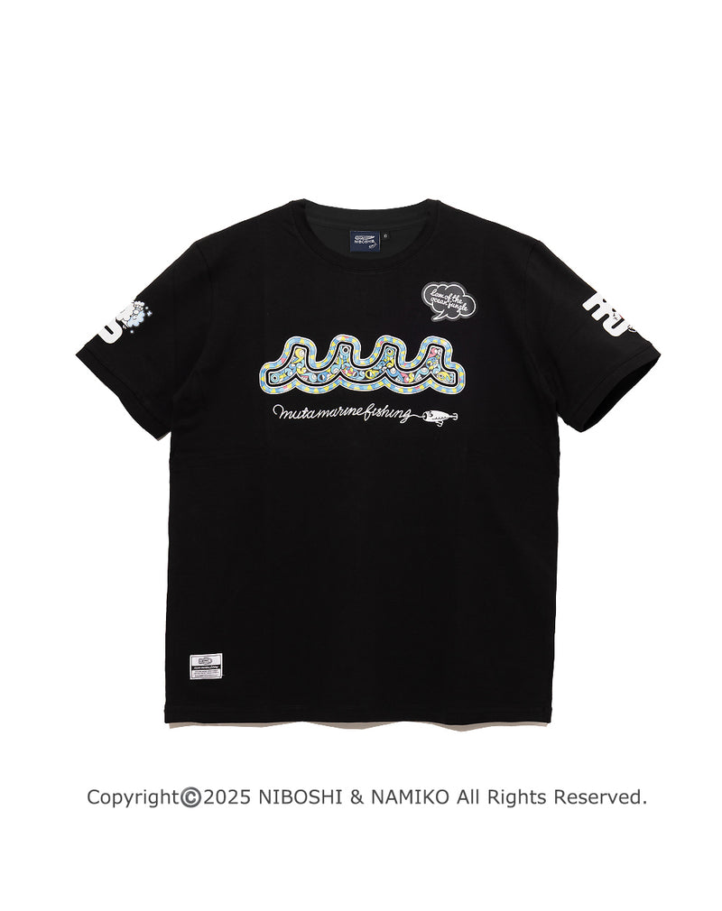 ［WEB / 一部店舗限定］NAMIKO (NIBOSHI&) × muta MARINE Fishing Tシャツ (マンボウ) [全2色]
