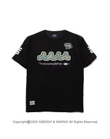 ［WEB / 一部店舗限定］NAMIKO (NIBOSHI&) × muta MARINE Fishing Tシャツ (ラッコ) [全2色]