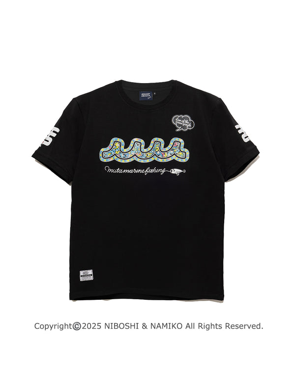 ［WEB / 一部店舗限定］NAMIKO (NIBOSHI&) × muta MARINE Fishing Tシャツ (ラッコ) [全2色]