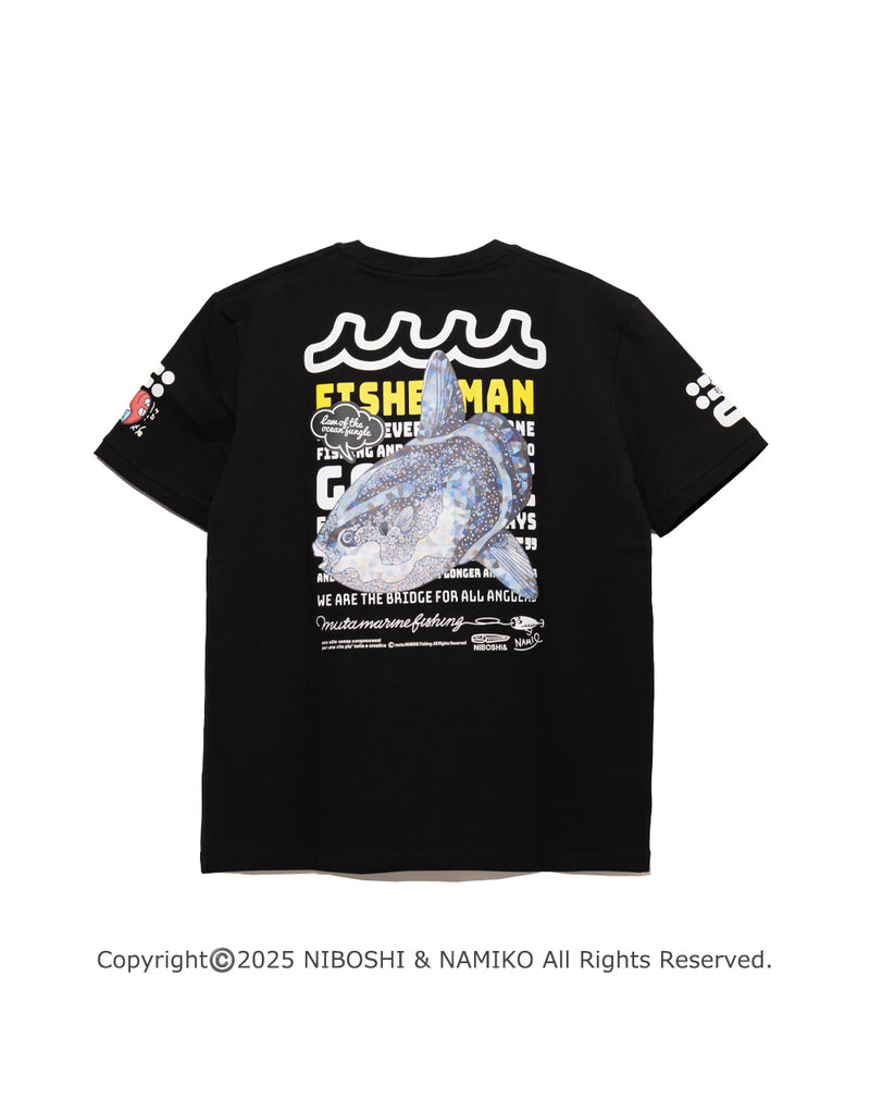 ［WEB / 一部店舗限定］NAMIKO (NIBOSHI&) × muta MARINE Fishing Tシャツ (マンボウ) [全2色]