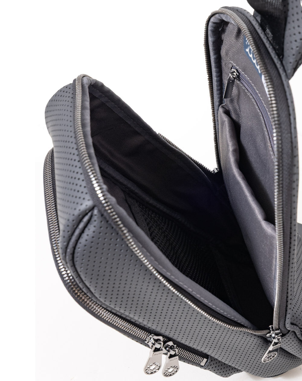 muta marine パンチングレザーボディバッグ美品 muta marine ムータ パンチングエシカル合皮ボディバッグ