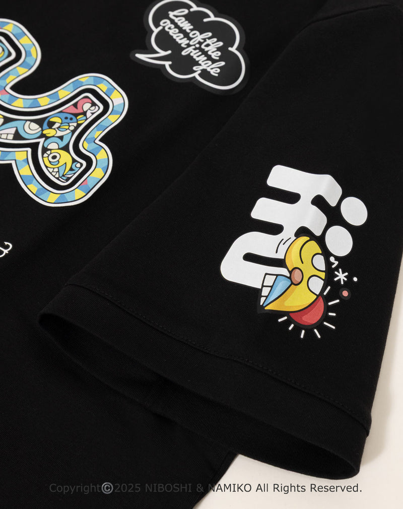 ［WEB / 一部店舗限定］NAMIKO (NIBOSHI&) × muta MARINE Fishing Tシャツ (ハコフグ) [全2色]