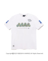 ［WEB / 一部店舗限定］NAMIKO (NIBOSHI&) × muta MARINE Fishing Tシャツ (ラッコ) [全2色]