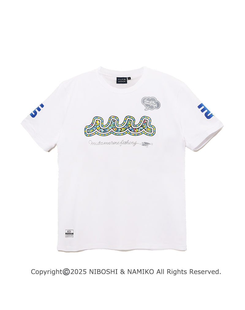 ［WEB / 一部店舗限定］NAMIKO (NIBOSHI&) × muta MARINE Fishing Tシャツ (ラッコ) [全2色]