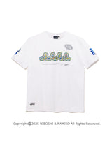 ［WEB / 一部店舗限定］NAMIKO (NIBOSHI&) × muta MARINE Fishing Tシャツ (ダイヤモンドポルカ) [全2色]