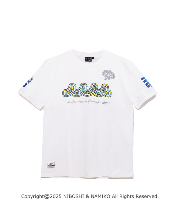 ［WEB / 一部店舗限定］NAMIKO (NIBOSHI&) × muta MARINE Fishing Tシャツ (ダイヤモンドポルカ) [全2色]