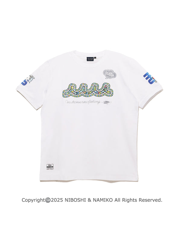 ［WEB / 一部店舗限定］NAMIKO (NIBOSHI&) × muta MARINE Fishing Tシャツ (マンボウ) [全2色]