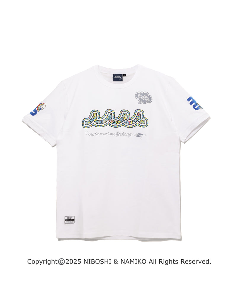 ［WEB / 一部店舗限定］NAMIKO (NIBOSHI&) × muta MARINE Fishing Tシャツ (ハコフグ) [全2色]