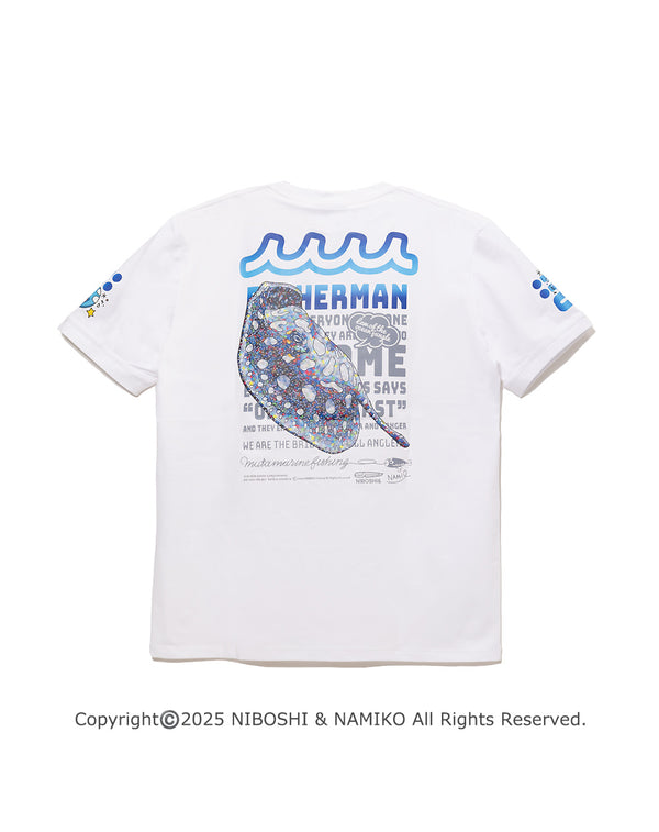［WEB / 一部店舗限定］NAMIKO (NIBOSHI&) × muta MARINE Fishing Tシャツ (ダイヤモンドポルカ) [全2色]