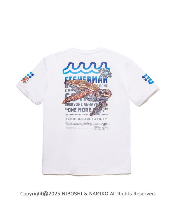 ［WEB / 一部店舗限定］NAMIKO (NIBOSHI&) × muta MARINE Fishing Tシャツ (アオウミガメ) [全2色]
