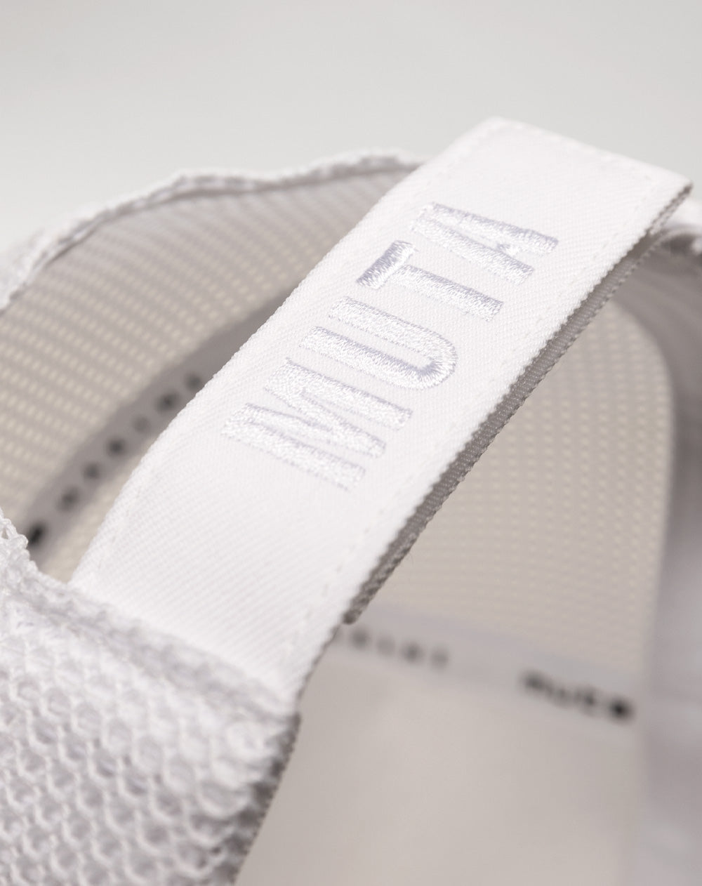 muta エンボスロゴ メッシュキャップ ホワイト