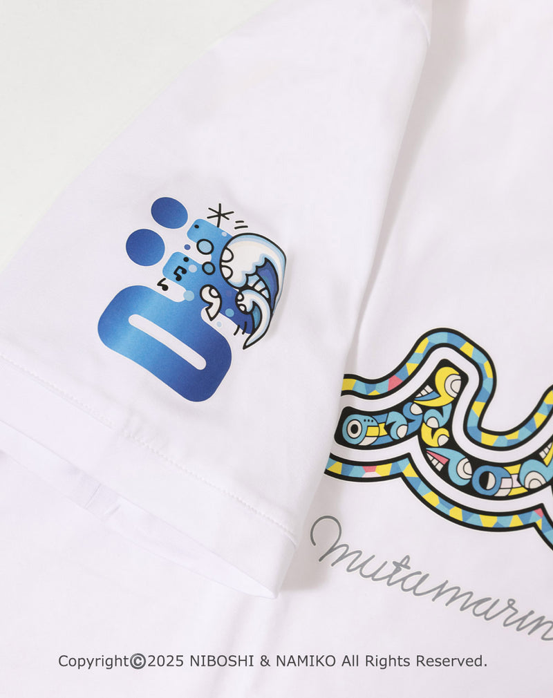 ［WEB / 一部店舗限定］NAMIKO (NIBOSHI&) × muta MARINE Fishing Tシャツ (ダイヤモンドポルカ) [全2色]